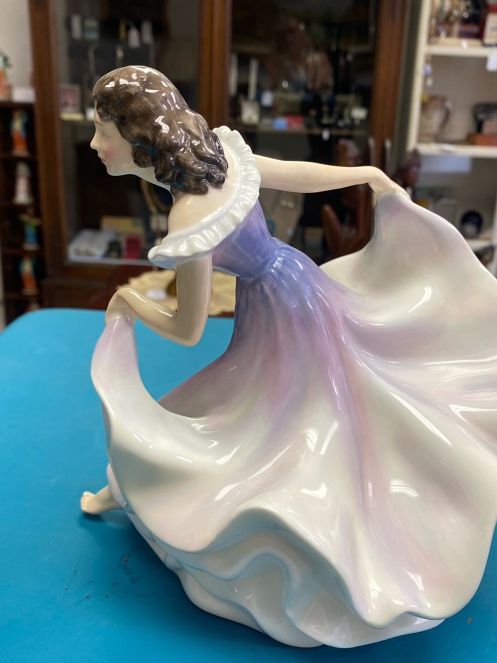 Royal Doulton The Gypsy Dance Porcelain Figurine in White and Purple Pastel Wash - Picture 3 of 5